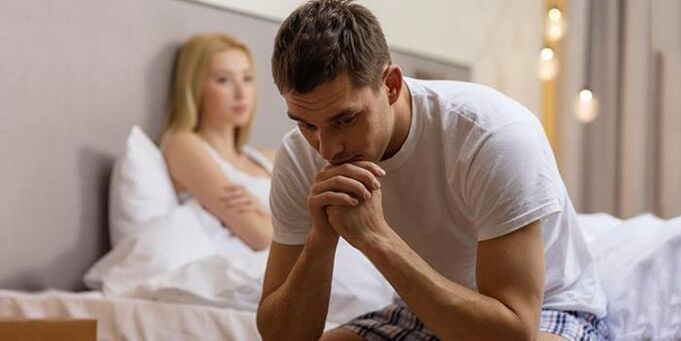 الرجل لديه قوة منخفضة بعد تكبير القضيب الجراحي